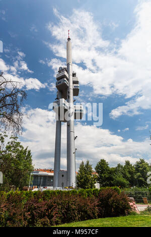 Prag, tschechische Republik - 16. JUNI 2017: Außenansicht der Stadtteil Žižkov Fernsehturm in Prag am 16. Juni 2017. Sein eine einzigartige Fernsehturm bu Stockfoto