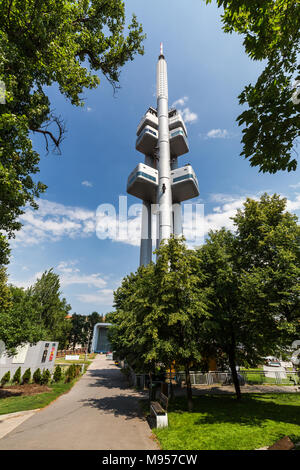 Prag, tschechische Republik - 16. JUNI 2017: Außenansicht der Stadtteil Žižkov Fernsehturm in Prag am 16. Juni 2017. Sein eine einzigartige Fernsehturm bu Stockfoto