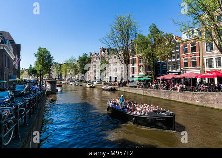 AMSTERDAM, NIEDERLANDE, 27. MAI 2017: Blick in die Kloveniersburgwal Straße in der Altstadt von Amsterdam am 27. Mai 2017. Amsterdam ist beliebt durch Stockfoto