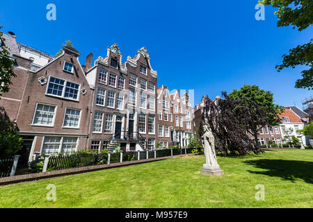 AMSTERDAM, NIEDERLANDE, 27. MAI 2017: Blick auf das begijnhof Platz neben der Deutsch-reformierten Kirche am 27. Mai 2017. Amsterdam ist beliebt von touri Stockfoto