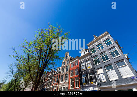 AMSTERDAM, NIEDERLANDE, 27. MAI 2017: Blick in die Kloveniersburgwal Straße in der Altstadt von Amsterdam am 27. Mai 2017. Amsterdam ist beliebt durch Stockfoto