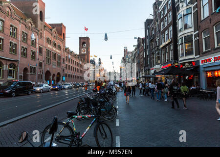 AMSTERDAM, NIEDERLANDE, 26. MAI 2017: Außenansicht der Gebäude am Damrak Straße in der Altstadt von Amsterdam am 26. Mai 2017. Amsterdam ist pop Stockfoto