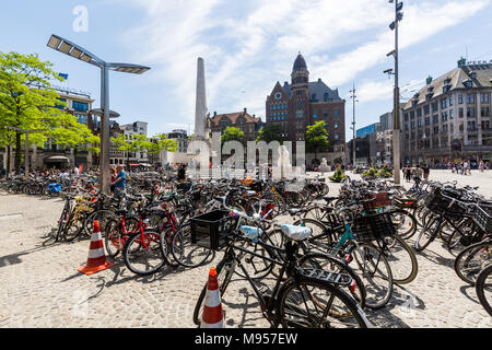 AMSTERDAM, NIEDERLANDE, 27. MAI 2017: Blick auf die Gebäude und Fahrräder am Dam Platz in der Altstadt von Amsterdam am 27. Mai 2017. Amsterdam ist p Stockfoto