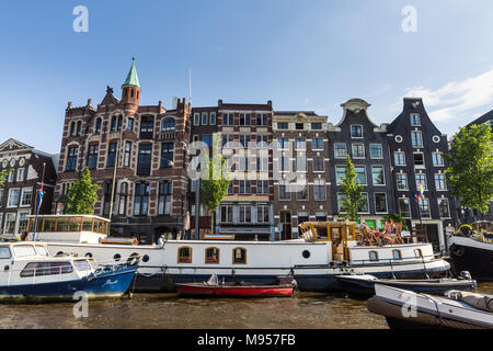 AMSTERDAM, NIEDERLANDE, 27. MAI 2017: Blick auf die Gebäude an der Amstel Straße in der Nähe der Staatsoper und dem Muntplein am 27. Mai 2017. Foto wird gemacht Stockfoto