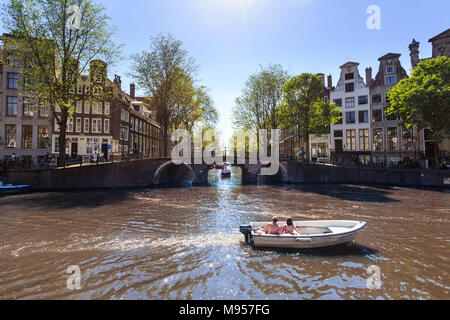 AMSTERDAM, NIEDERLANDE, 27. MAI 2017: Blick auf die Kanäle von der Herengracht Straße auf der Leidsegracht Straße am 27. Mai 2017. Amsterdam ist beliebt Stockfoto