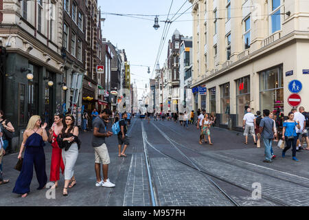 AMSTERDAM, NIEDERLANDE, 27. MAI 2017: Blick auf Leute und Touristen an der Leidsestraat Straße im Zentrum von Amsterdam am 27. Mai 2017 Stockfoto