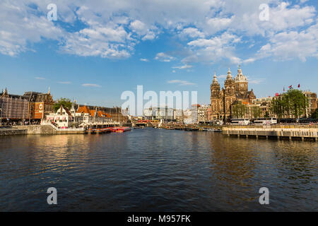 AMSTERDAM, NIEDERLANDE, 27. MAI 2017: Blick auf die Kathedrale von Amsterdam Sint-Nicolaaskerk auf Sonnenuntergang am 27. Mai 2017. Die im Nordosten von entfernt Stockfoto