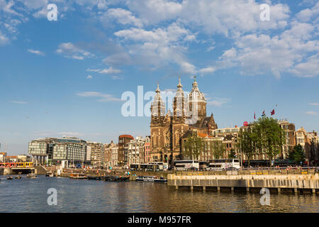 AMSTERDAM, NIEDERLANDE, 27. MAI 2017: Blick auf die Kathedrale von Amsterdam Sint-Nicolaaskerk auf Sonnenuntergang am 27. Mai 2017. Die im Nordosten von entfernt Stockfoto