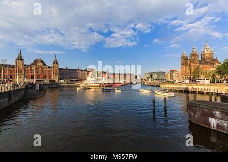 AMSTERDAM, NIEDERLANDE, 27. MAI 2017: Blick auf die sint-nicolaaskerk Kathedrale und den Hauptbahnhof Amsterdam Centraal am 27. Mai 2017. Die lo Stockfoto