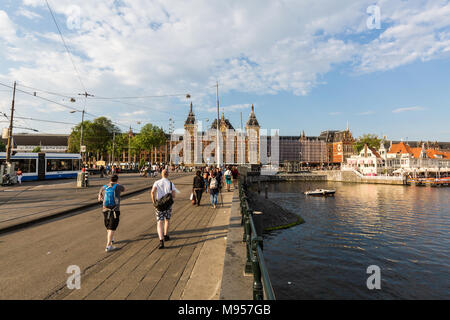 AMSTERDAM, NIEDERLANDE, 27. MAI 2017: Blick auf den Hauptbahnhof Amsterdam Centraal am 27. Mai 2017. Die im Nordosten von Amsterdam Stockfoto