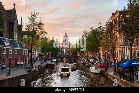 AMSTERDAM, NIEDERLANDE, 27. MAI 2017: Außenansicht der Waage oder De Waag Gebäude am Abend am 27. Mai 2017. Die in der Innenstadt von Ams Stockfoto