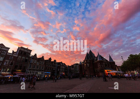 AMSTERDAM, NIEDERLANDE, 27. MAI 2017: Außenansicht der Waage oder De Waag Gebäude am Abend am 27. Mai 2017. Die in der Innenstadt von Ams Stockfoto