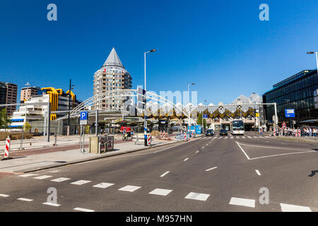 ROTTERDAM, Niederlande - 25. MAI 2017: Außenansicht der Blaak Square und das Büro Gebäude entlang es am 25. Mai 2017. Es ist eine berühmte Ort und Met Stockfoto