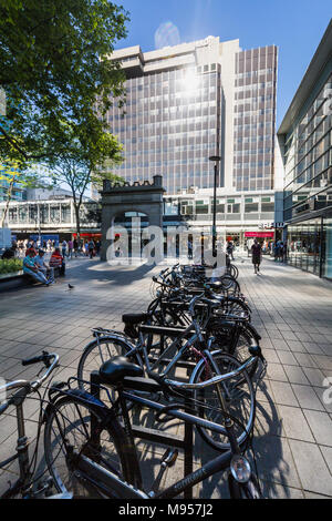 ROTTERDAM, Niederlande - 25. MAI 2017: Blick auf das Shopping in der Einkaufsstraße und Binnenwegplein Lijnbaan am 25. Mai 2017. Seine in der entfernt Stockfoto