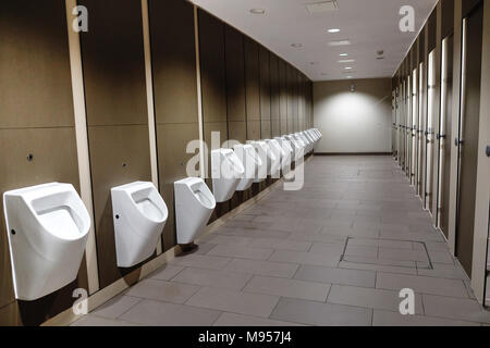 Urinale, an einer Autobahnraststätte Stockfoto