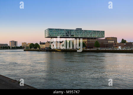 ROTTERDAM, Niederlande - 25. MAI 2017: Blick auf die Strandpromenade von der Prins Hendrikkade Straße am Abend mit Blick auf die Maas auf Ma Stockfoto