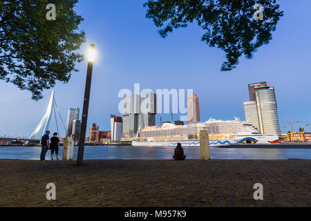 ROTTERDAM, Niederlande - 25. MAI 2017: Außenansicht des Erasmus Brücke bei Sonnenuntergang und die Maas am 25. Mai 2017. Die Brücke ist nach des Namens Stockfoto