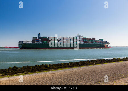 ROTTERDAM, Niederlande - 26. MAI 2017: Blick auf ein Containerschiff in den Hafen von Rotterdam fahren am 26. Mai 2017. Er ist der größte Hafen Europas und u Stockfoto
