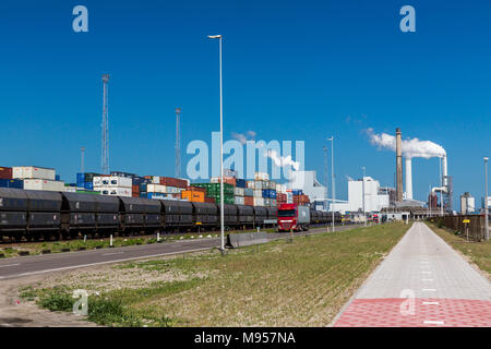 ROTTERDAM, Niederlande - 26. MAI 2017: Blick auf den Hafen Hafen von Rotterdam am 26. Mai 2017. Er ist der größte Hafen Europas und bis 2004 Stockfoto