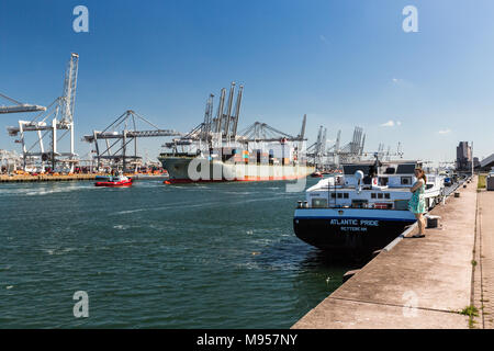 ROTTERDAM, Niederlande - 26. MAI 2017: Blick auf den Hafen Hafen von Rotterdam am 26. Mai 2017. Er ist der größte Hafen Europas und bis 2004 Stockfoto