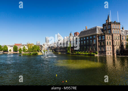 Den Haag, Niederlande - 26. MAI 2017: Blick auf den See Hofvijver im Stadtzentrum von Den Haag am 26. Mai 2017. Es ist die Hauptstadt der Provinz Süd Stockfoto