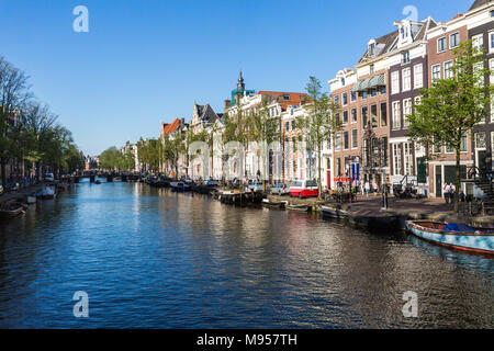 AMSTERDAM, NIEDERLANDE, 26. MAI 2017: Blick von der Aluminiumbrug Brücke in der Altstadt von Amsterdam am 26. Mai 2017. Amsterdam ist beliebt durch t Stockfoto