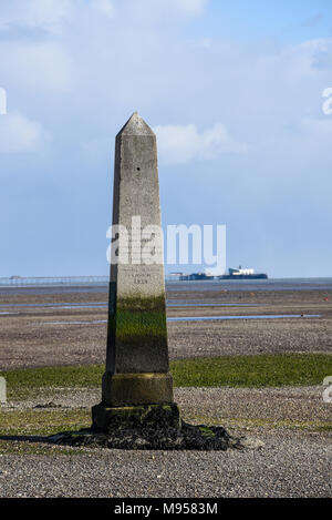 Crowstone am Ufer von Chalkwell Beach und Southend Pier, Southend on Sea, Essex. Themsenmündung bei Ebbe Stockfoto