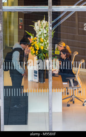 Die Rezeption zu einem großen Bürogebäude im Zentrum von London. Man London Bridge Büros. Stockfoto