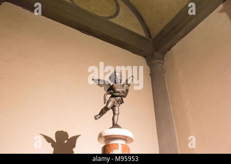 Italien, Florenz - 18. Mai 2017: Die Ansicht der Putto mit Delphin, Statue von Andrea Del Verrocchio auf der Terrasse von Juno im Palazzo Vecchio am 18. Mai Stockfoto