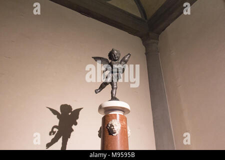 Italien, Florenz - 18. Mai 2017: Die Ansicht der Putto mit Delphin, Statue von Andrea Del Verrocchio auf der Terrasse von Juno im Palazzo Vecchio am 18. Mai Stockfoto