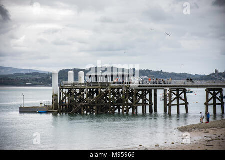 Menschen auf Beumaris Pier bei schönem Wetter. Beumaris, Anglesey, Vereinigtes Königreich, 21. April 2017. Stockfoto