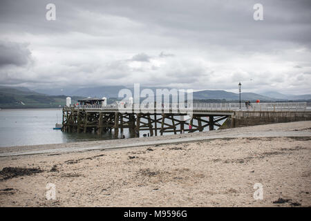 Menschen auf Beumaris Pier bei schönem Wetter. Beumaris, Anglesey, Vereinigtes Königreich, 21. April 2017. Stockfoto