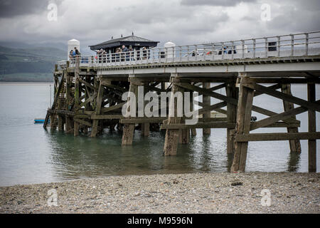 Menschen auf Beumaris Pier bei schönem Wetter. Beumaris, Anglesey, Vereinigtes Königreich, 21. April 2017. Stockfoto