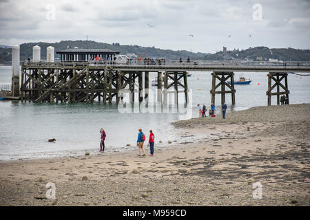 Beaumaris Strand und Pier mit Menschen genießen Sie am Nachmittag im Freien verbringen. Beaumaris, Anglesey, Vereinigtes Königreich, 21. April 2017. Stockfoto