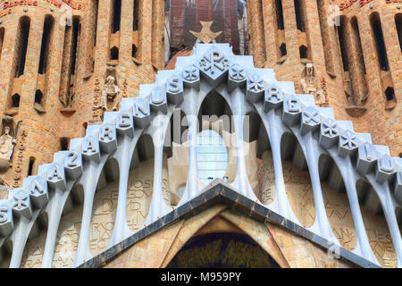 BARCELONA, Katalonien, Spanien - 17. OKTOBER 2016: Berühmte Antonio Gaudi Sagrada Familia Kathedrale, Turm in der Nähe. Stockfoto