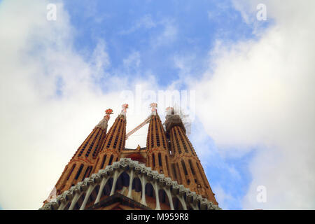 BARCELONA, Katalonien, Spanien - 17. OKTOBER 2016: Berühmte Antonio Gaudi Sagrada Familia Kathedrale, Turm in der Nähe. Stockfoto