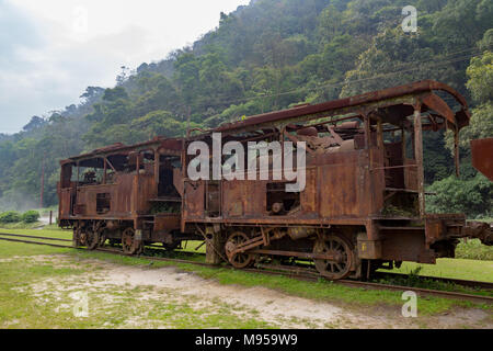 Alten rostigen Züge, verlassenen Bahntrasse, Paranapiacaba, Santo Andre, Staat Sao Paulo, Brasilien Stockfoto