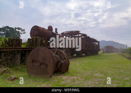 Alte verstaubte Züge teil, verlassenen Bahntrasse, Paranapiacaba, Santo Andre, Staat Sao Paulo, Brasilien Stockfoto