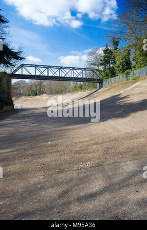 Die geneigte Rennstrecke und Mitglieder "Brücke in Brooklands Museum, Weybridge, Surrey, England Stockfoto