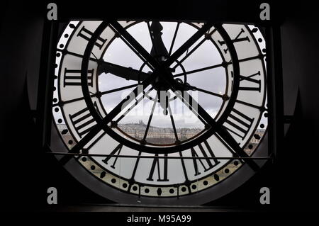 Blick durch die Uhr am Musée d'Orsay, Paris, Frankreich Stockfoto