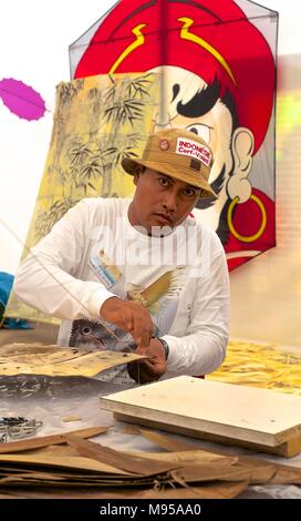 Kadek Armika, Indonesien kite Maker bei Dieppe International Kite Festival zeigen Künstler und Drachen auf dem jährlichen Festival am Strand statt. Stockfoto