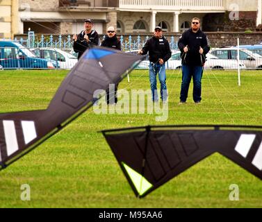 Dieppe International Kite Festival zeigen Künstler und Drachen auf dem jährlichen Festival am Strand statt. Stockfoto