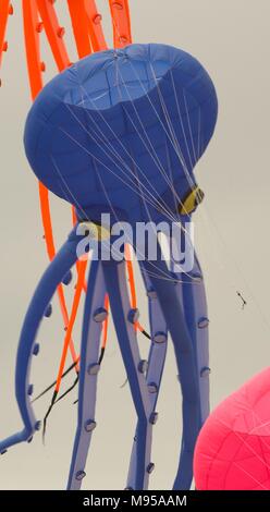 Dieppe International Kite Festival zeigen Künstler und Drachen auf dem jährlichen Festival am Strand statt. Stockfoto