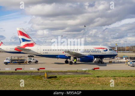 Ein stationäres Flugzeug von British Airways - ein Airbus A319 - parkte 2018 am Flughafen London Gatwick, England, Großbritannien Stockfoto