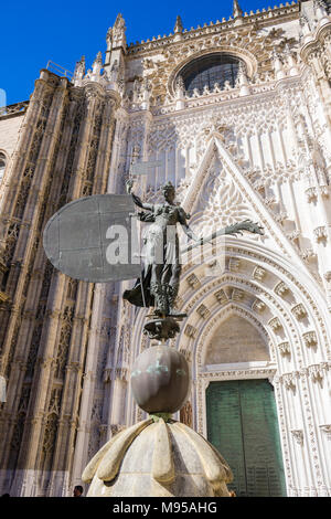 Der Triumph des Glaubens Statue an der Tür von Saint Miguel - Puerta de San Miguel - einer der Eingänge in der Kathedrale von Sevilla in Sevilla, Andalusien, Spanien Stockfoto