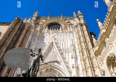 Der Triumph des Glaubens Statue an der Tür von Saint Miguel - Puerta de San Miguel - einer der Eingänge in der Kathedrale von Sevilla in Sevilla, Andalusien, Spanien Stockfoto