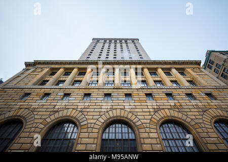 Hauptgebäude der Royal Bank Tower in Montreal, Quebec, Kanada. Die königliche Bank Tower ist ein Hochhaus aus den 1920er Jahren und einem wichtigen Symbol der alten M Stockfoto