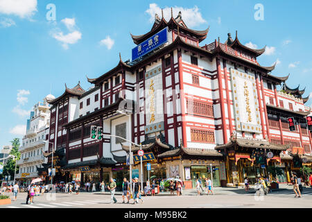Shanghai, China - 7. August 2016: Chinesisch traditionelles Gebäude, alte Straße Shanghai Stockfoto