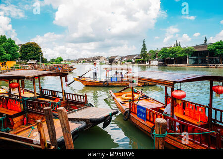 Shanghai, China - 8. August 2016: Chinesische traditionelle hölzerne Boote auf dem Kanal von Shanghai Zhujiajiao Wasser Stadt Stockfoto