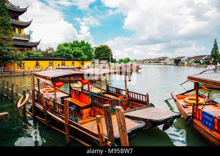 Shanghai, China - 8. August 2016: Chinesische traditionelle hölzerne Boote auf dem Kanal von Shanghai Zhujiajiao Wasser Stadt Stockfoto